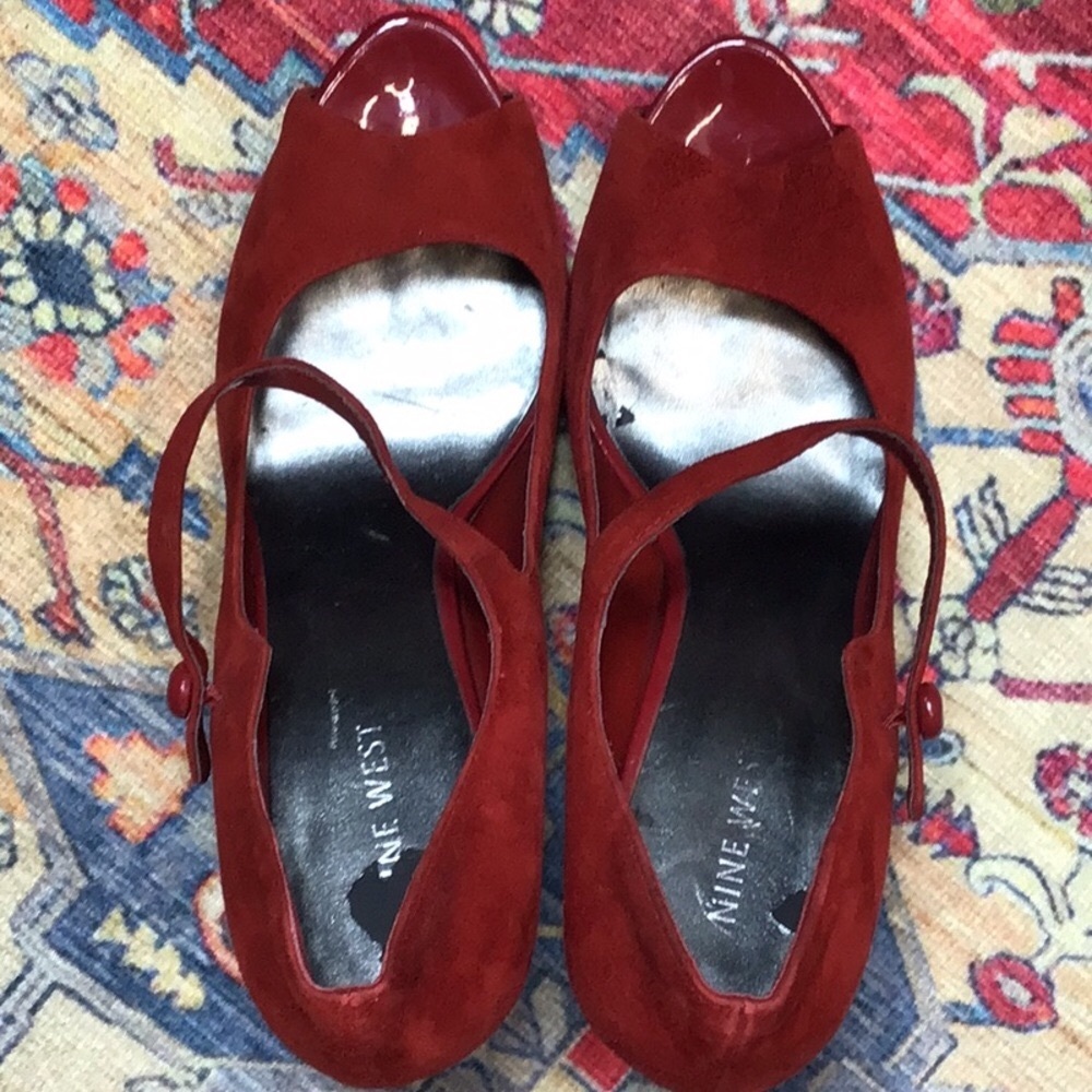 🪭 Nine West Luminous Brick Red Suede Ankle Strap Peep Toe Heels Sz.8.5 - Picture 8 of 10